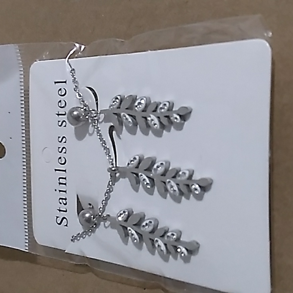 NEW- EARRING WITH MISTLETOE LEAF PENDANTS SET
